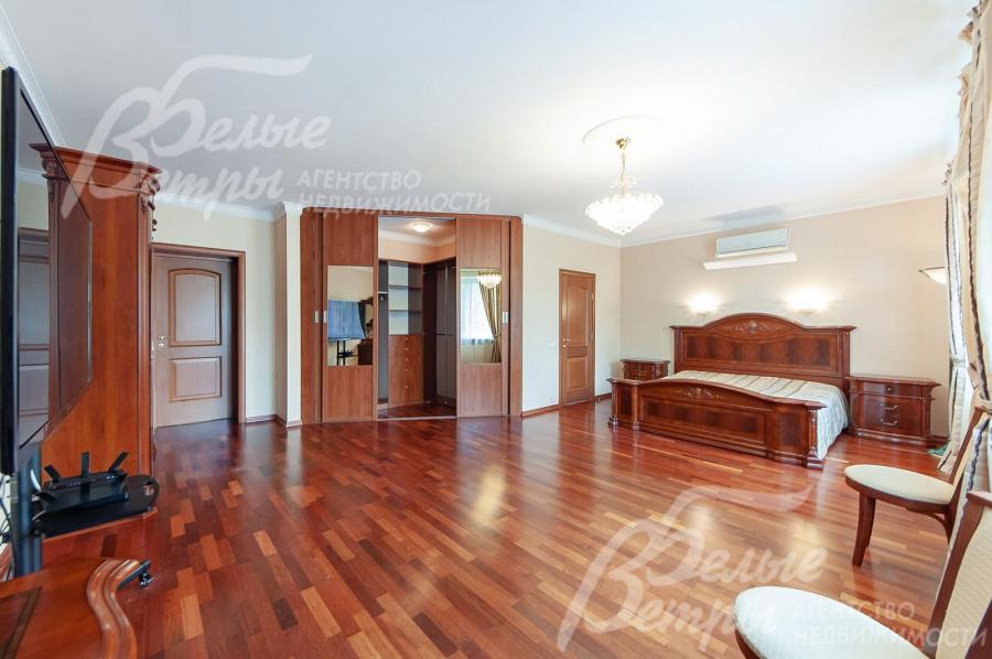 В мастер-спальне кровать из массива. 