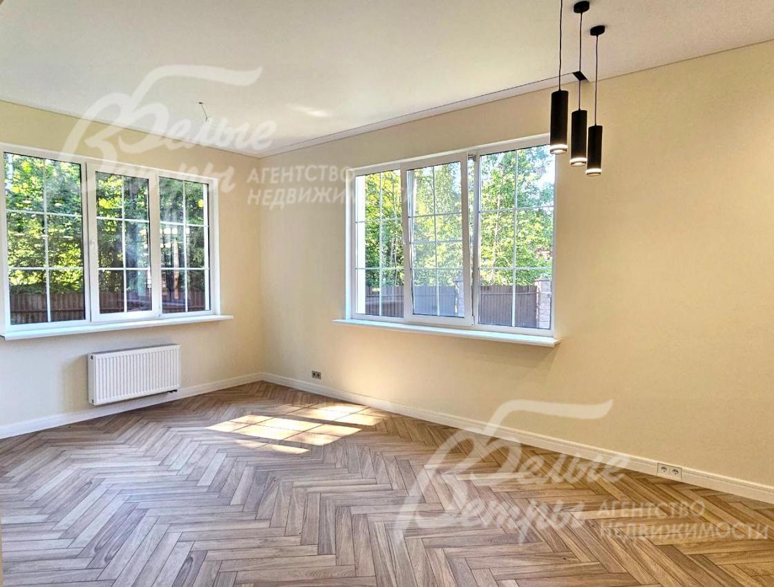 В доме - высокие потолки и широкие окна