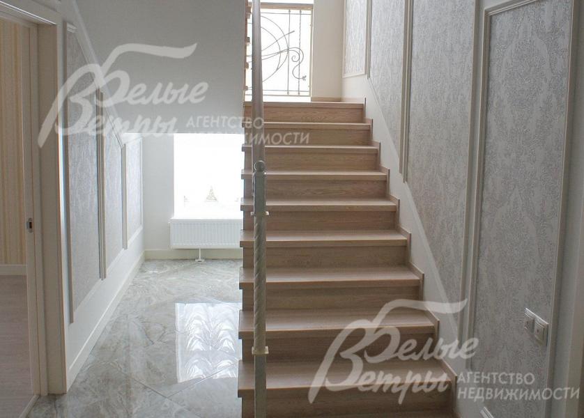 Лестница из лиственницы, ведущая на второй этаж