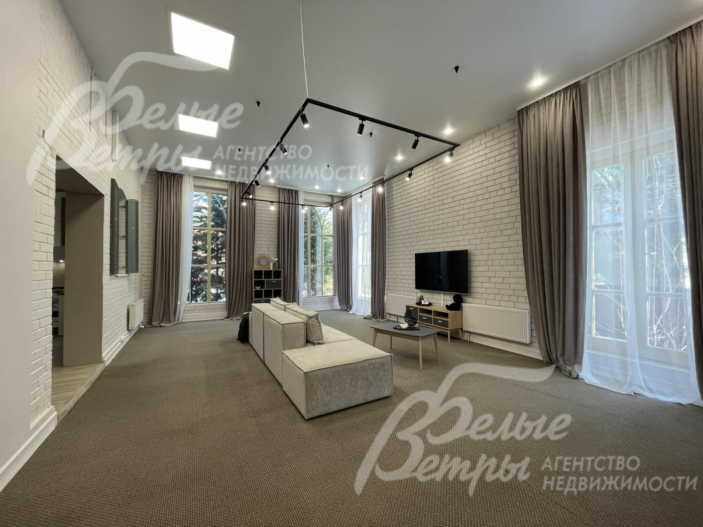 Просторная светлая гостиная