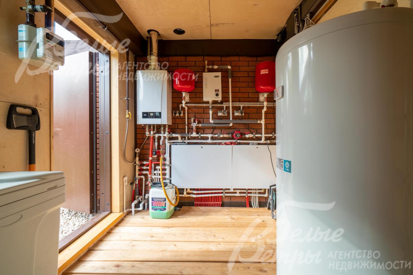 В доме полностью оборудована котельная, она находится в гараже с выходом в гараж и на участок 
