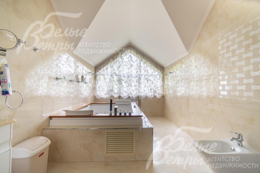 Санузел мастер-спальни оформлен в светло-бежевых тонах