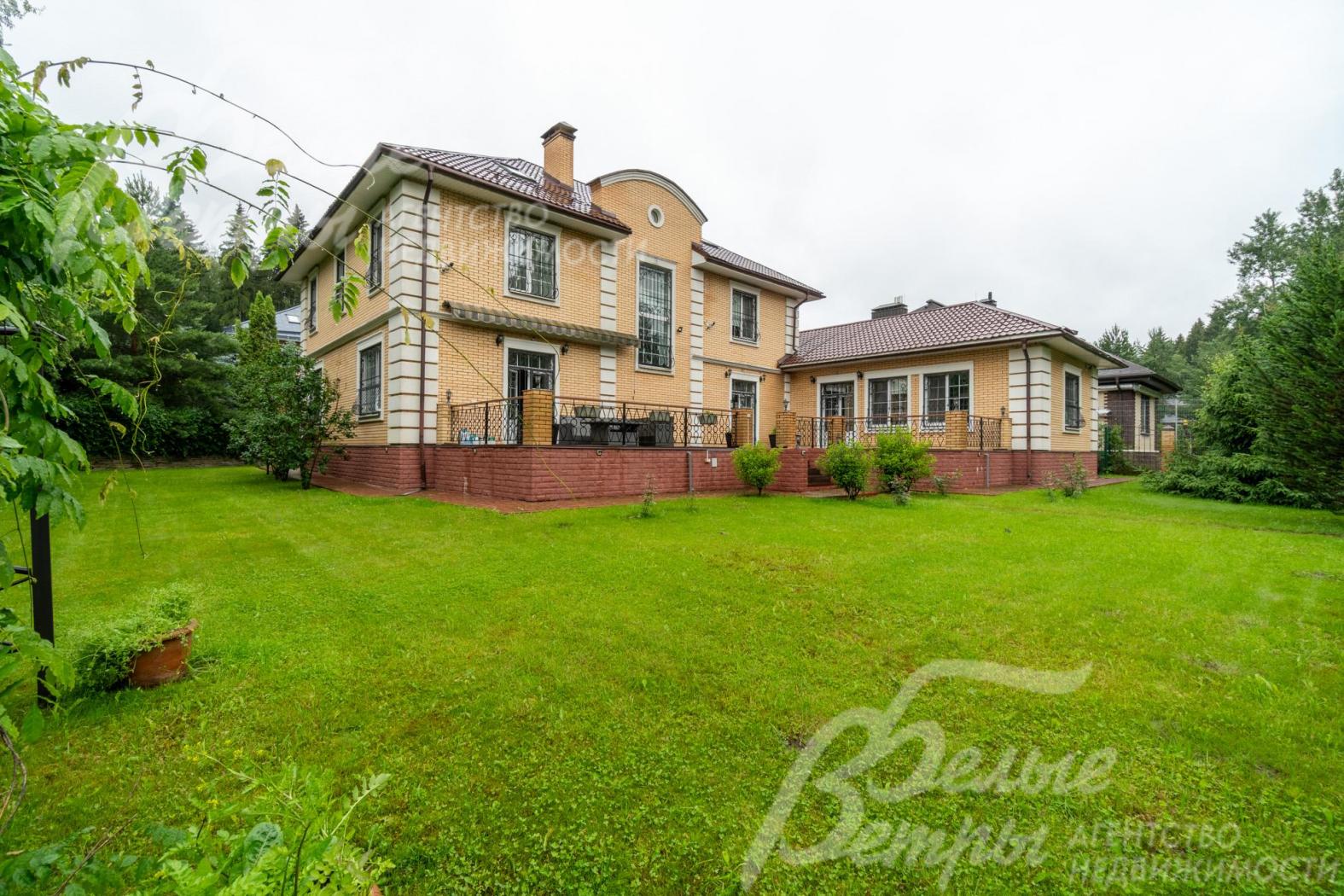 На участке стоит крытый отапливаемый гараж 60 кв.м на 2 автомобиля с генераторной