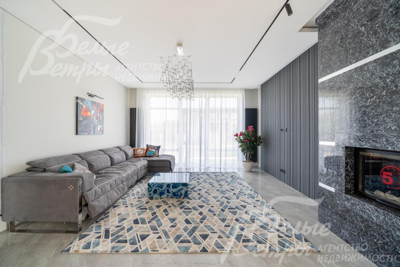 Гостиная с панорамным окном: в доме выполнен дизайнерский ремонт под ключ