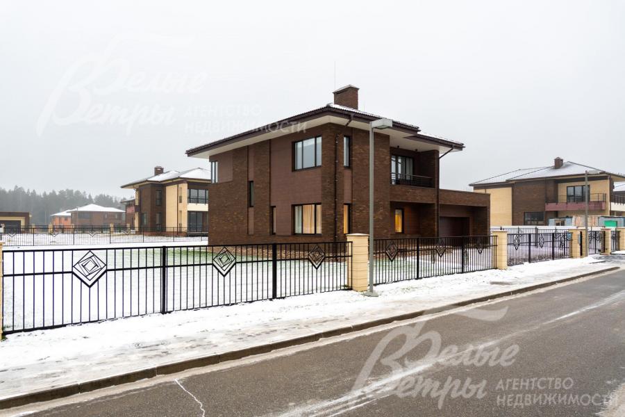 Добротный дом из кирпича, облицованного клинкерной плиткой.