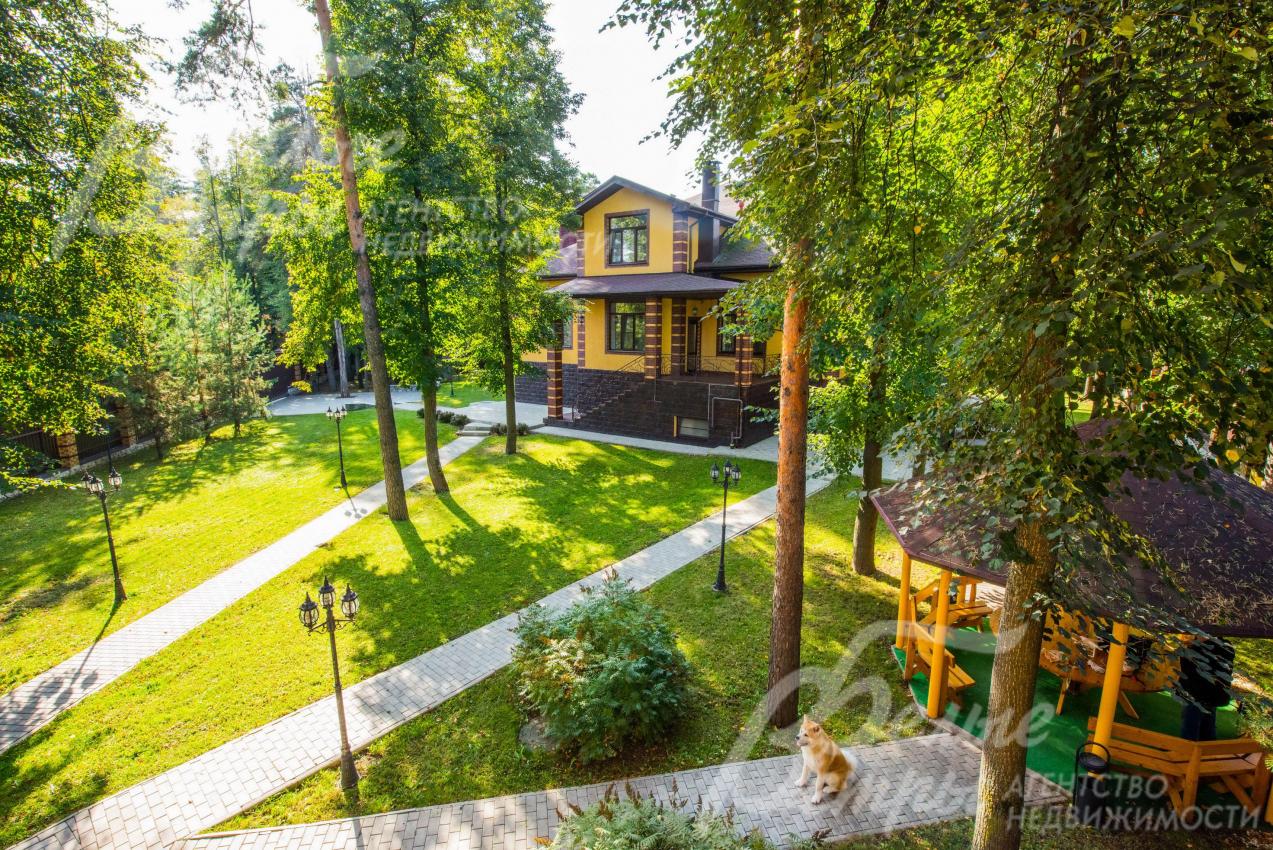 Вид на участок из гостевого дома