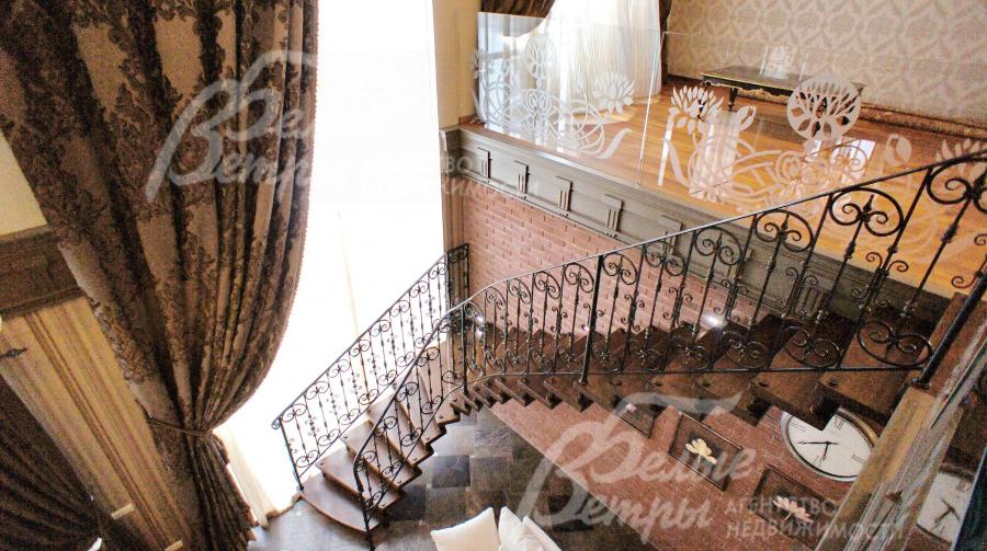 Гостиная со вторым светом и панорамным остеклением.