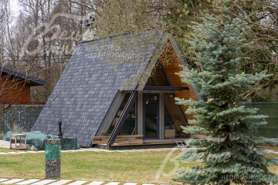 На участке построен гостевой дом в стиле основного дома с винным погребом: дом можно использовать как квартиру для персонала