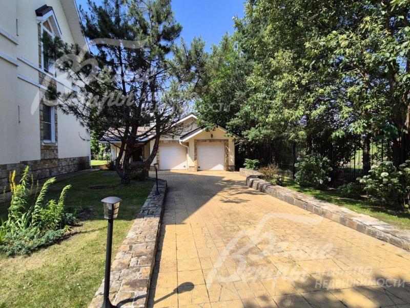 Выполнен ландшафтный дизайн с газоном, прогулочными дорожками и освещением. 