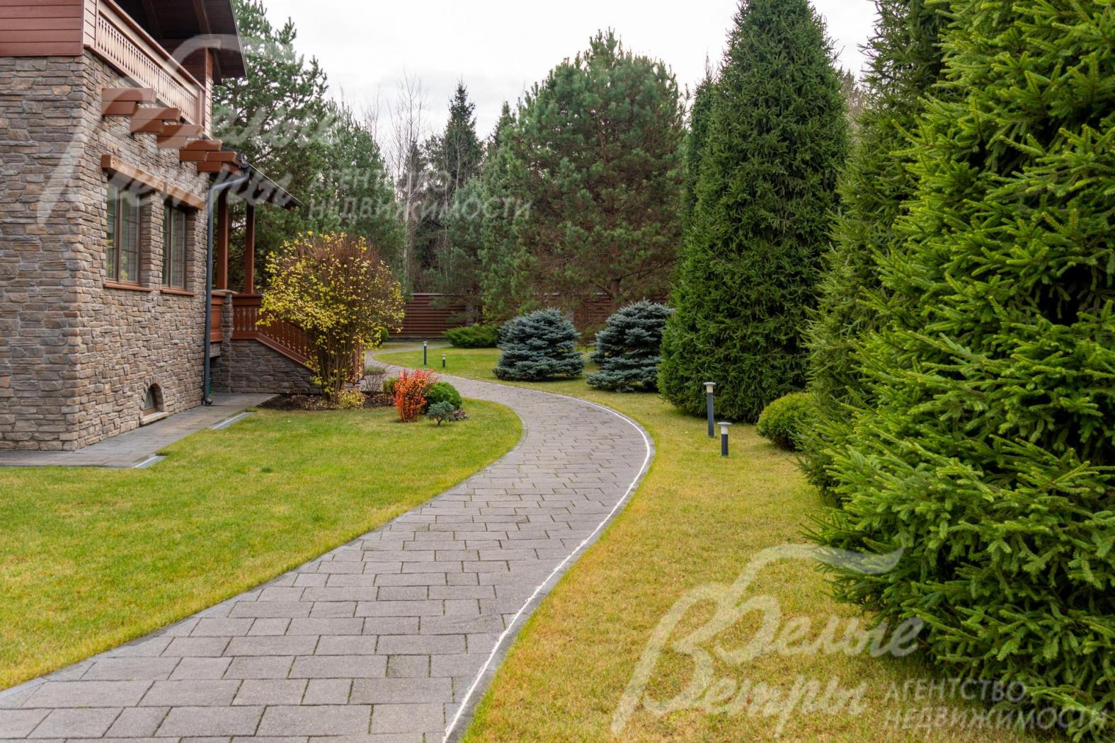 Дорожки и площадка для парковки выложены бетонной брусчаткой с гранитной крошкой, выполнено освещение