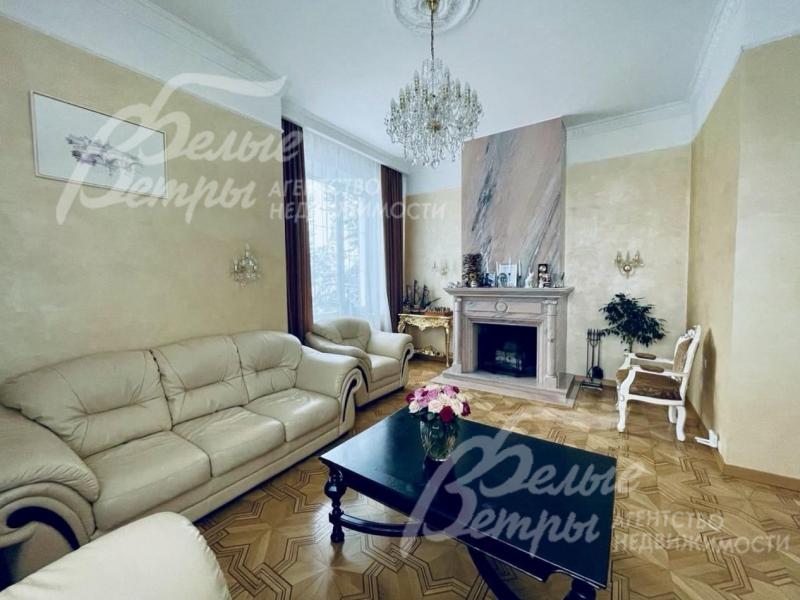 Гостиная с камином, отделанным розовым мрамором.