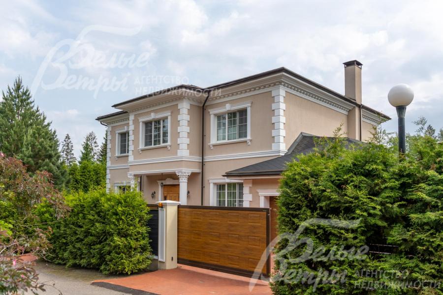 Дом расположен в центре обжитого коттеджного посёлка