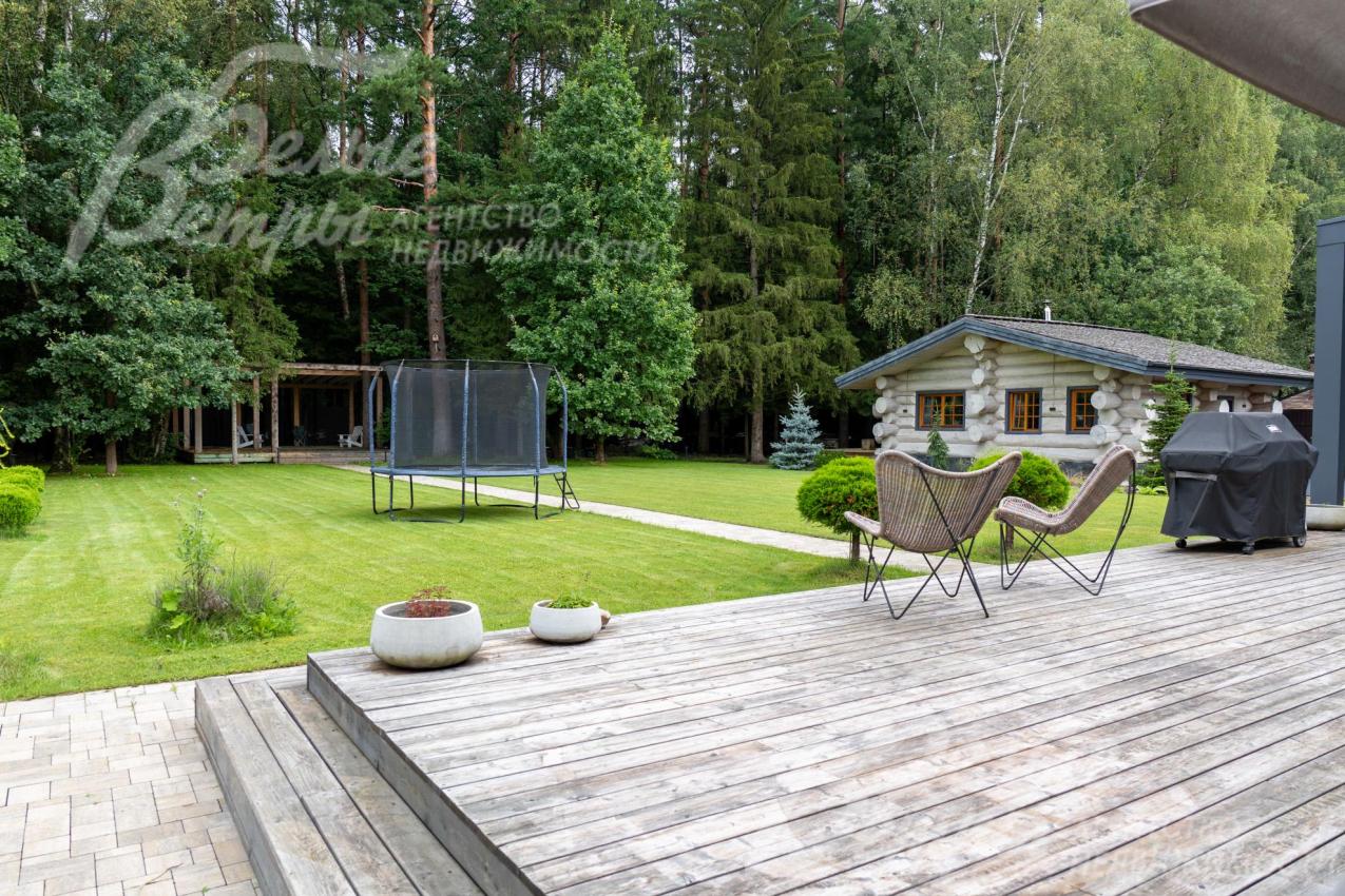 Вид с террасы дома на лес