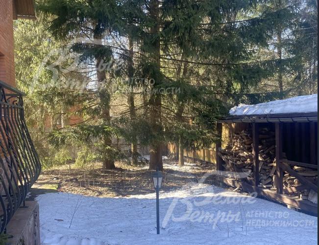 На участке обустроены дорожки и система освещения, выполнен дренаж, есть дровница