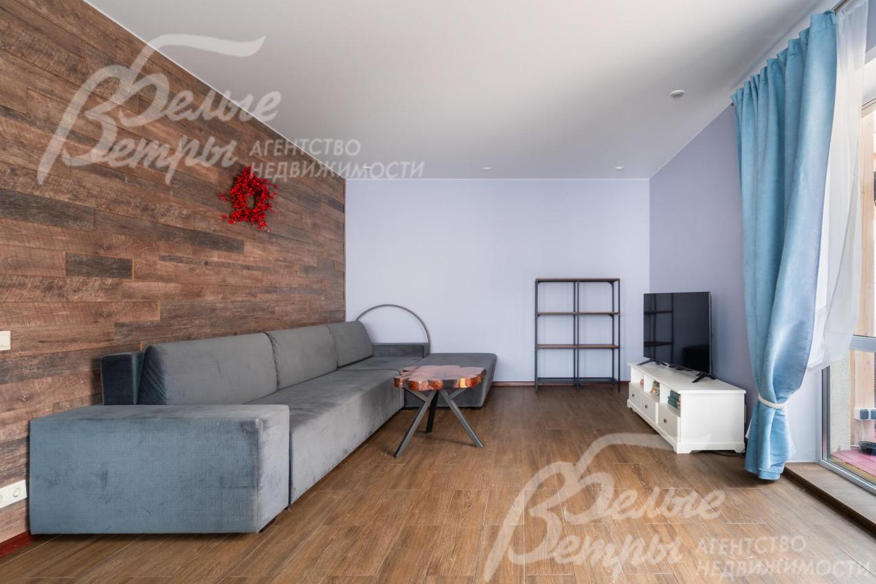 В гостиной размещены диван и стол ручной работы из ценных пород дерева с эпоксидной смолой