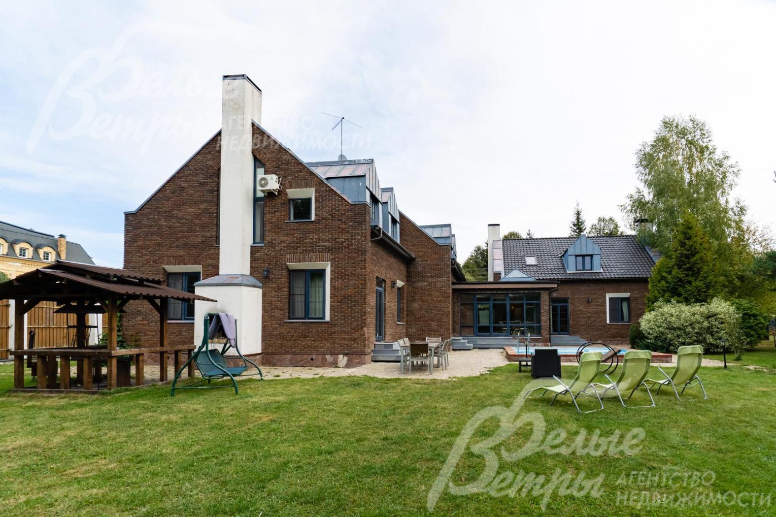 На участке зона отдыха с беседкой