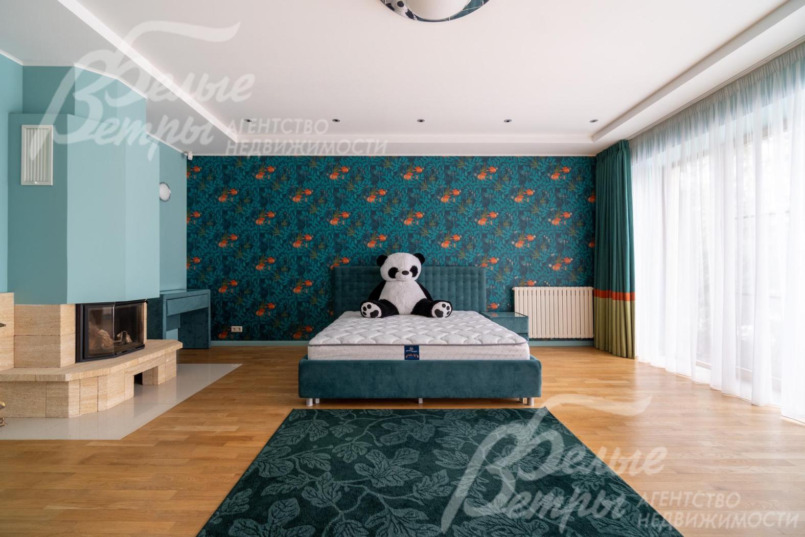 На втором этаже в "детском блоке" - большая спальня площадью 47,5 кв.м с камином