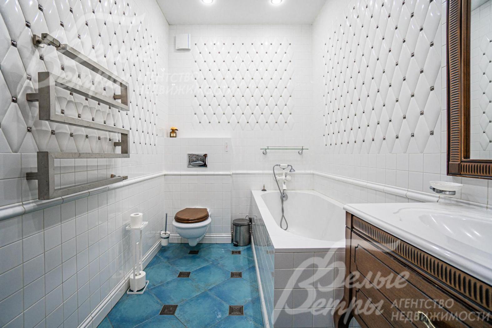 Санузел с ванной на первом этаже