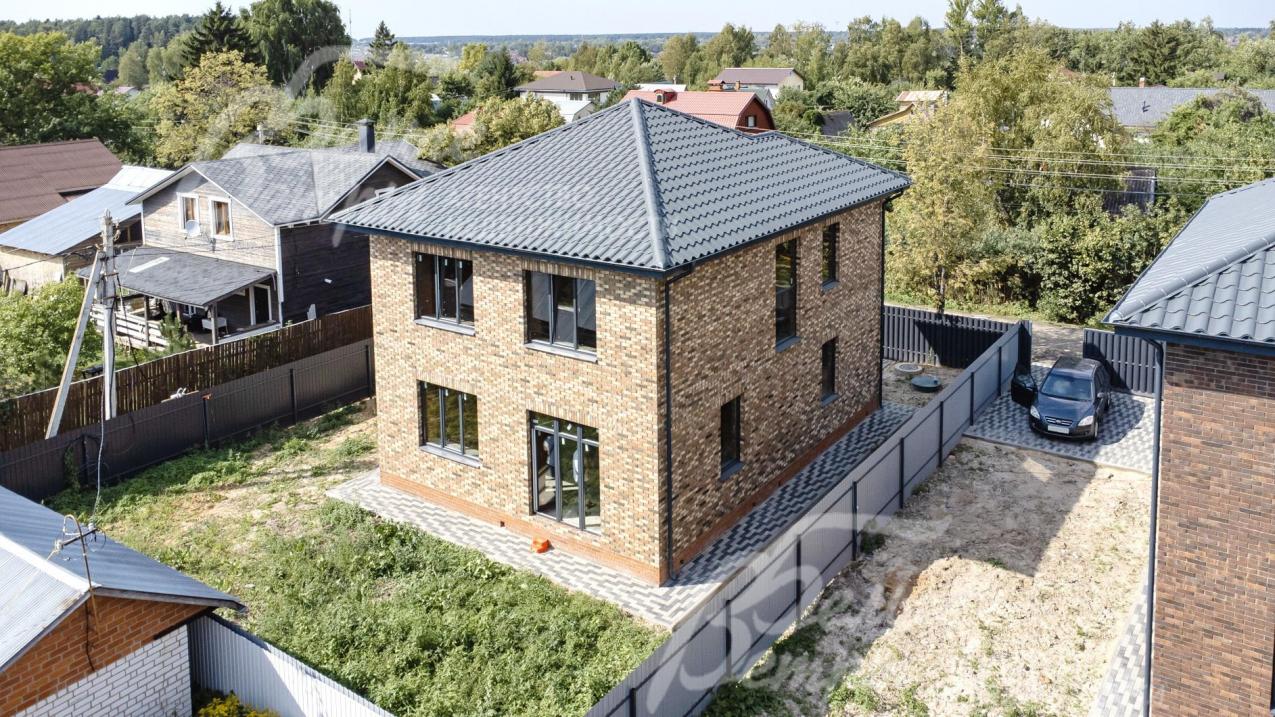 Участок огорожен забором высотой 2 м