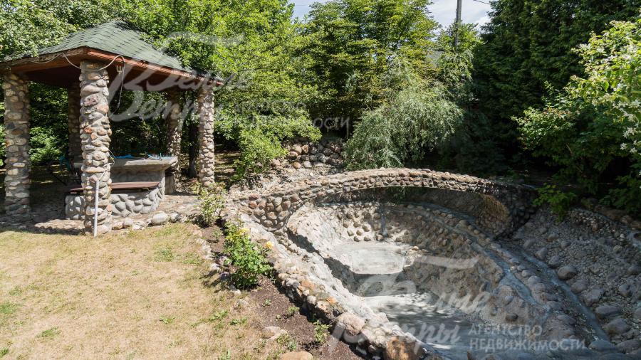 Каменная беседка, мостик через искусственный пруд