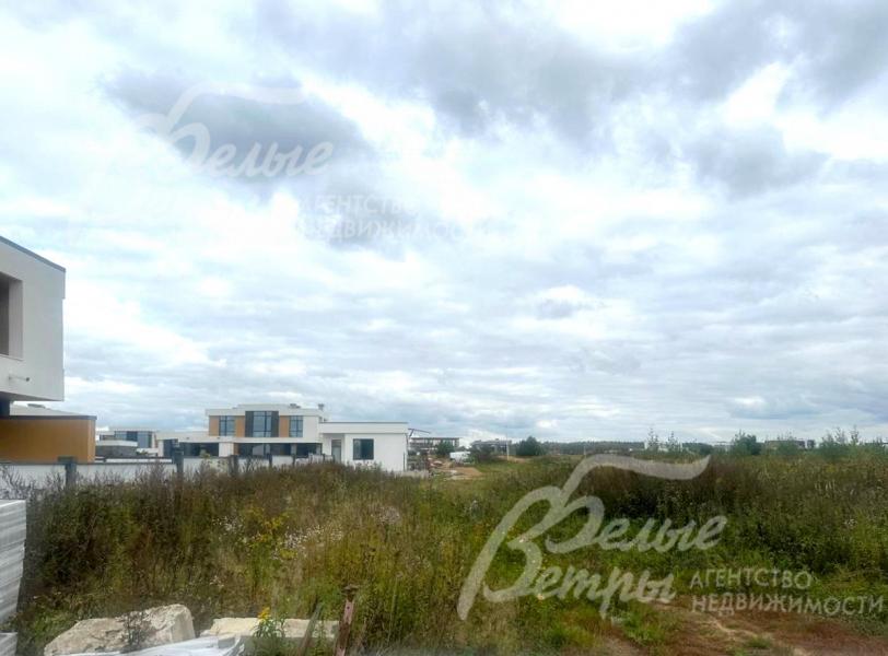 Территория очищена от деревьев и свободна от построек – можно реализовать любой проект без дополнительных подготовительных работ