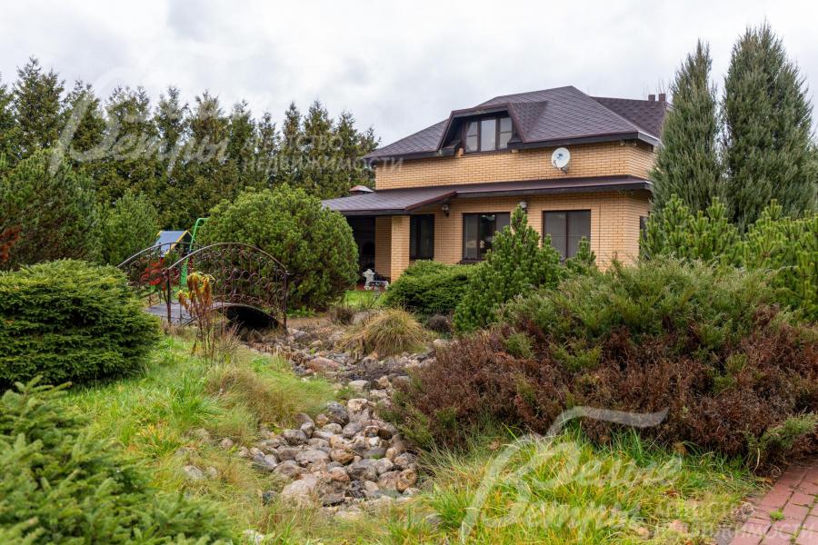 На участке есть сухой декоративный ручей с мостиком