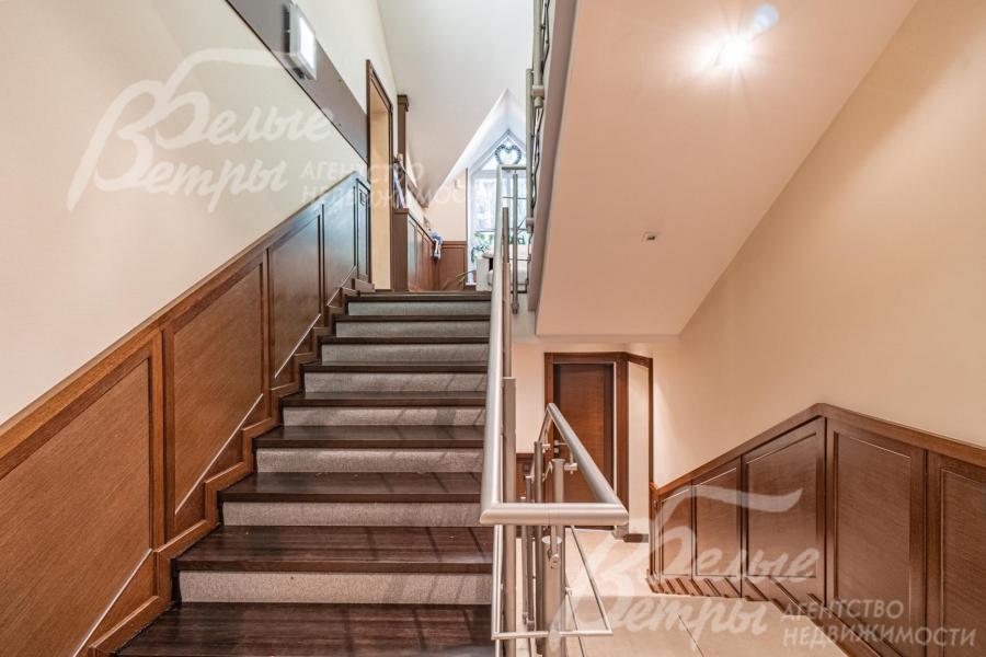 Широкая лестница с удобным подъемом