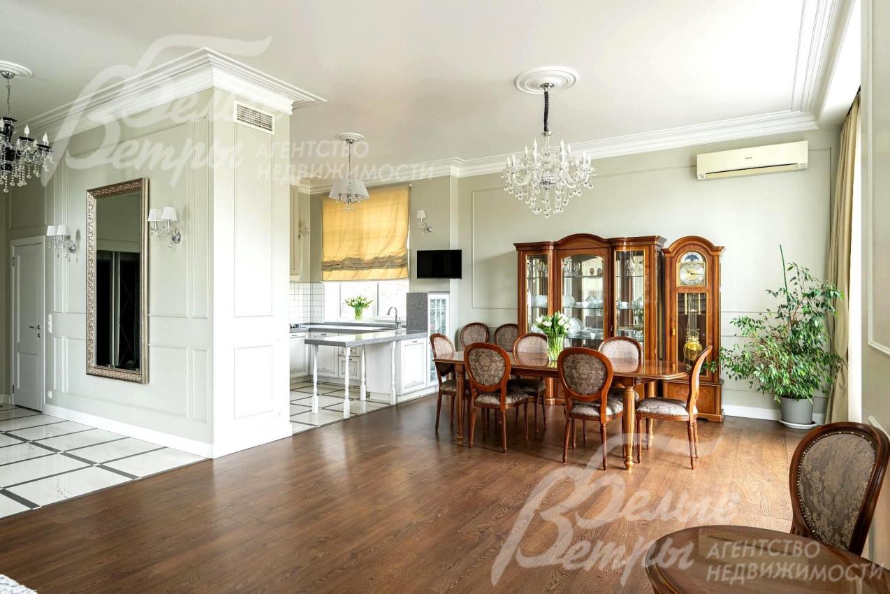 Зона столовой с обеденным гарнитуром в итальянском стиле.