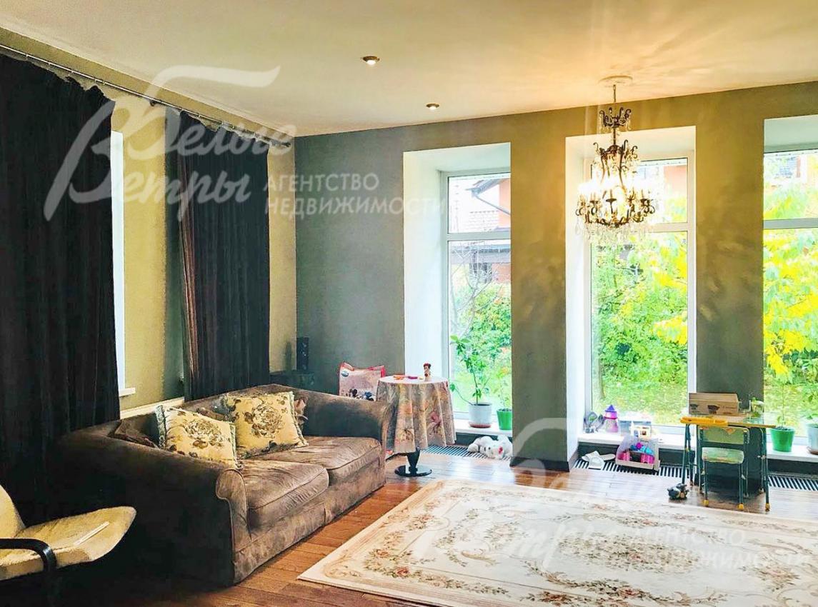 Гостиная с окнами от пола