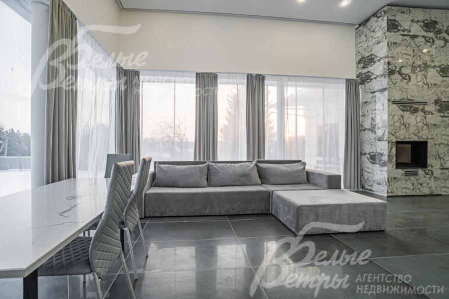 В гостиной панорамные окна, из которых открывается чудесный вид на участок и окрестности. 