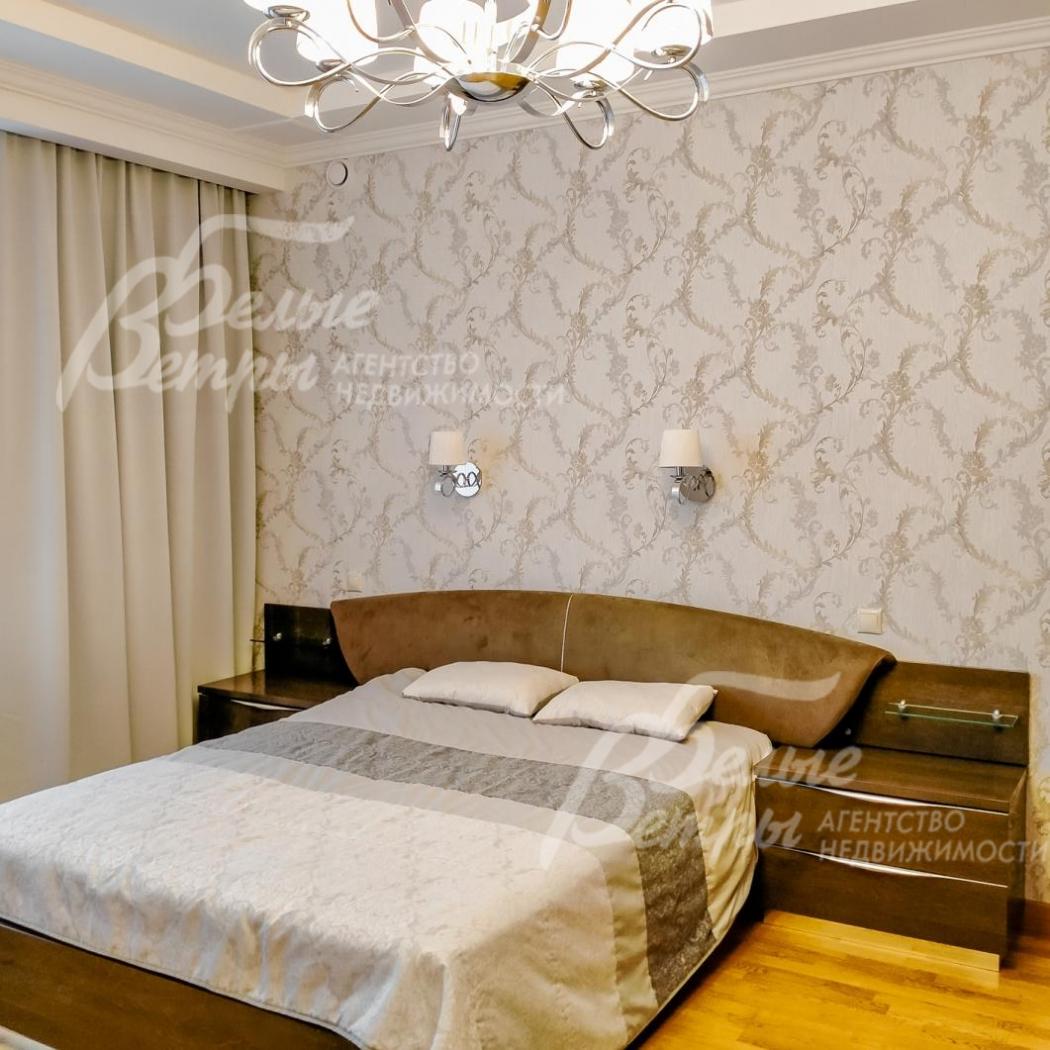 Спальни полностью обставлены мебелью: кровати, тумбочки, комоды