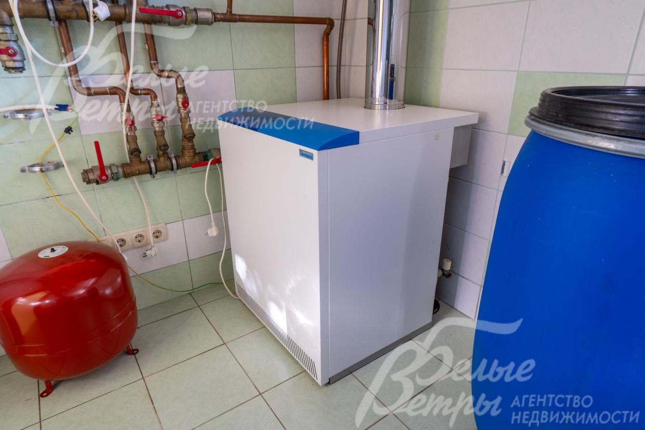 Котельная располагается на цокольном этаже. Установлены газовый котёл с медной обвязкой, бойлер косвенного нагрева и бойлер прямого нагрева