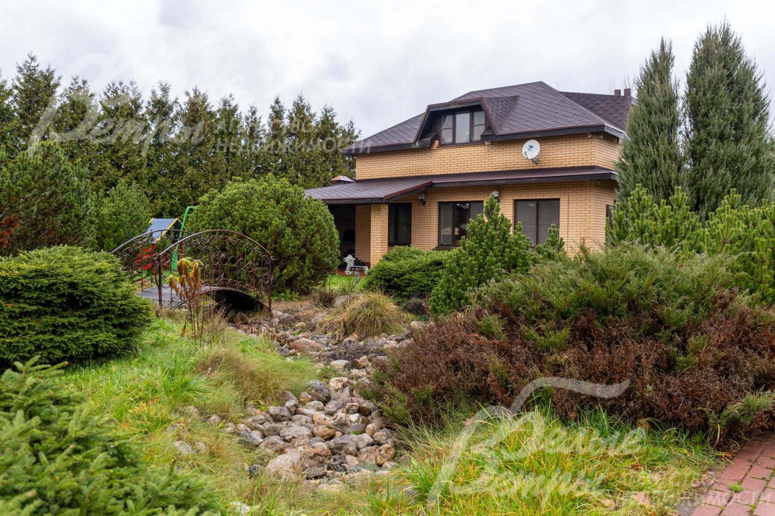 На участке есть сухой декоративный ручей с мостиком