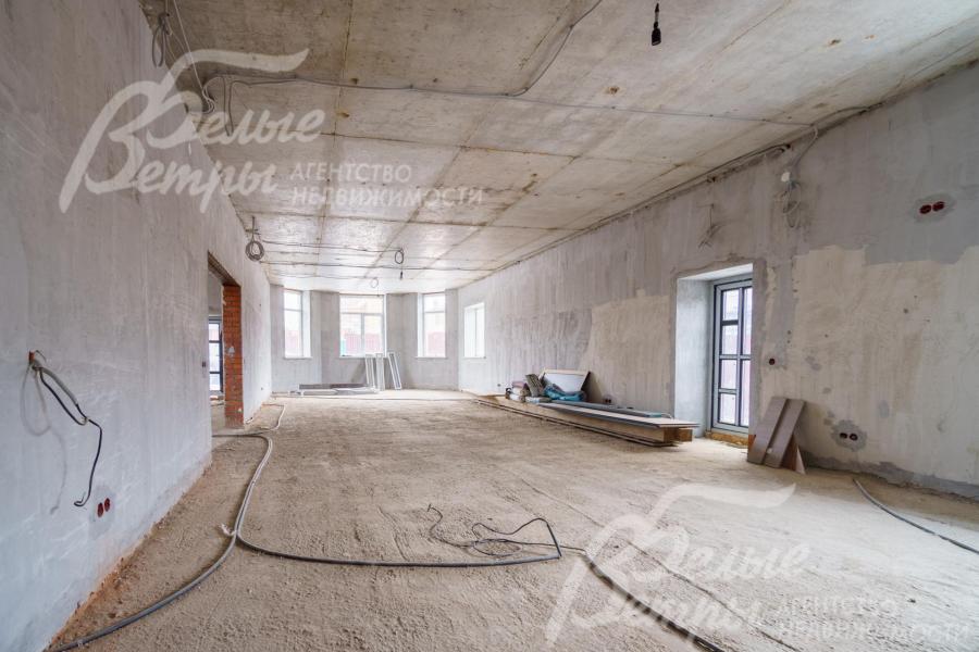 Просторная кухня-гостиная-столовая на первом этаже