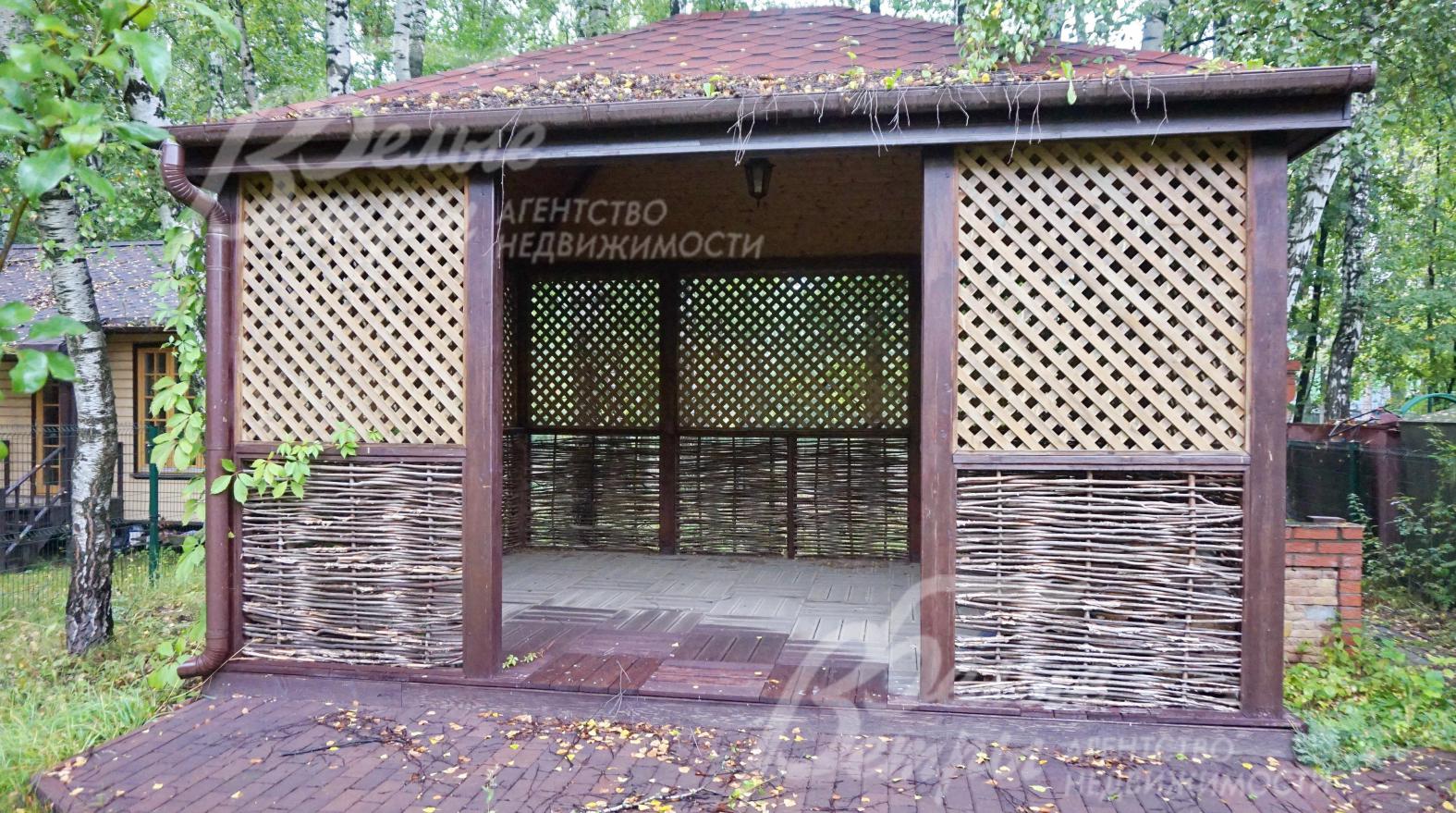 Крытая беседка на участке