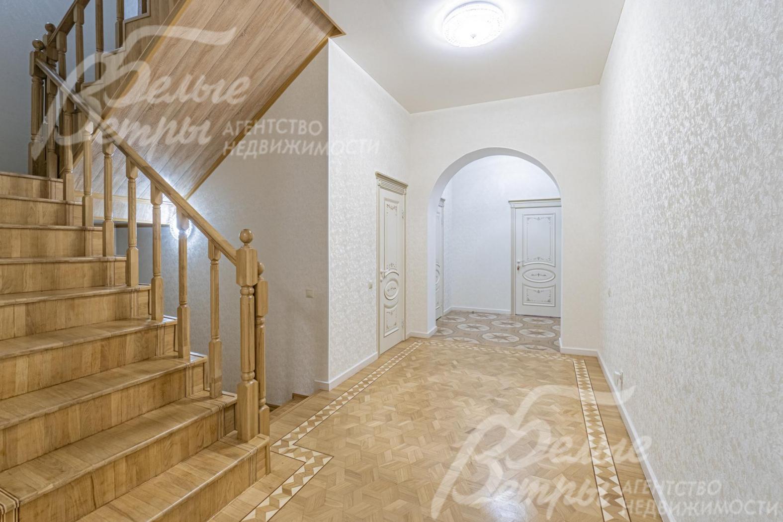 Холл первого этажа