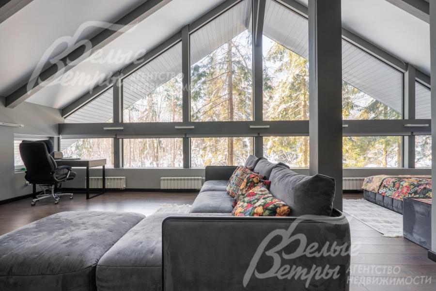 Панорамные окна от пола до потолка наполняют мастер-блок естественным светом и открывают живописный вид