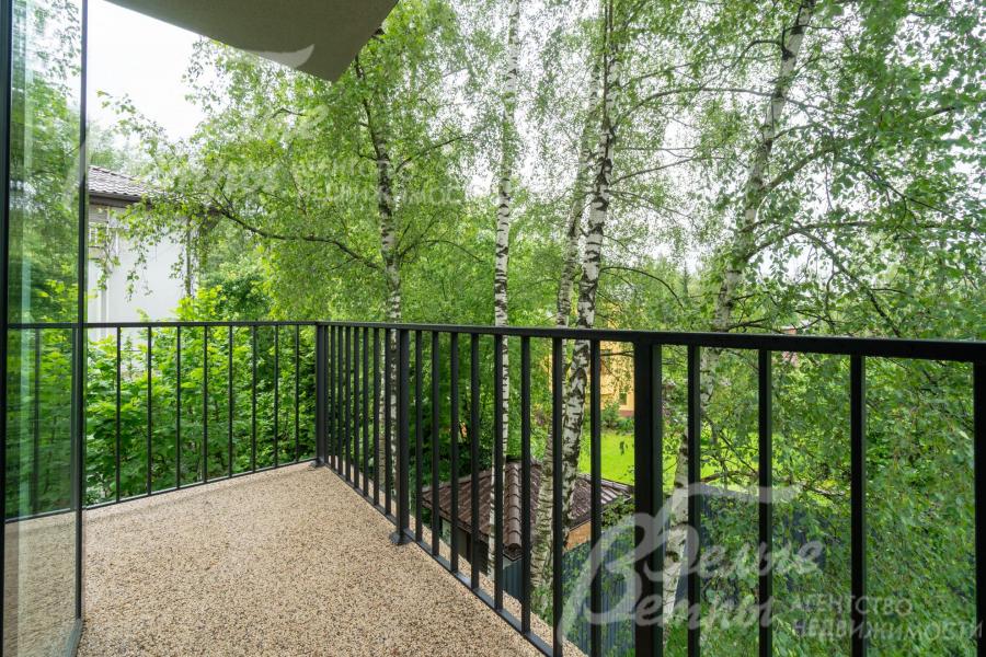 С балкона открывается панорамный вид на участок и лесную часть коттеджного посёлка