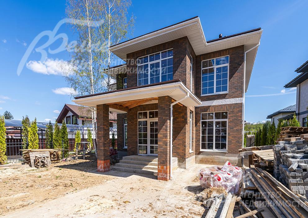 Архитектурную эстетику дома подчёркивает благородный облицовочный кирпич