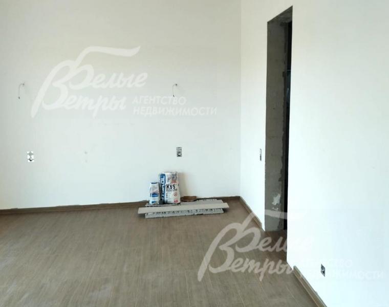 Стены подготовлены под покраску или оклейку обоями, на полу уложен ламинат