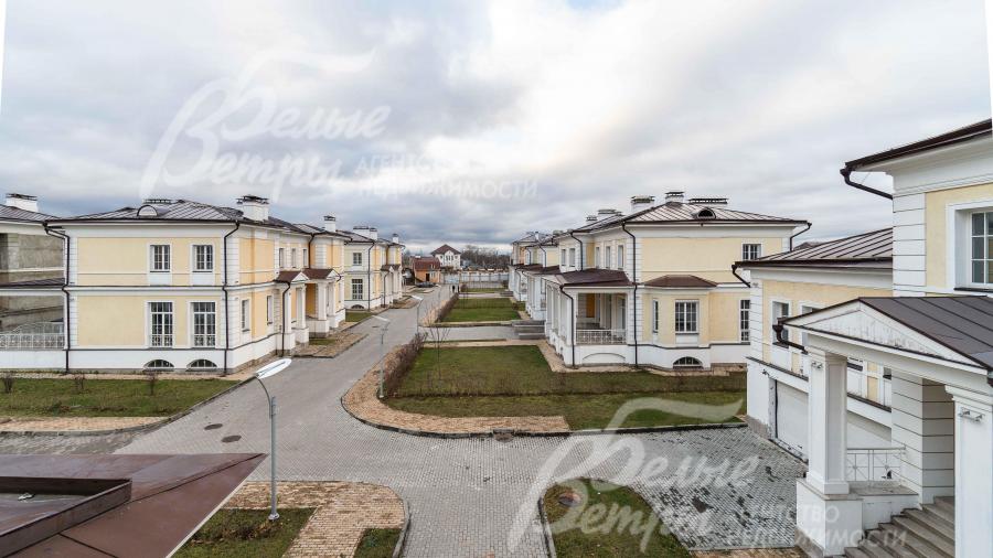 В поселке есть КПП, патрулирование, охранная сигнализация в доме