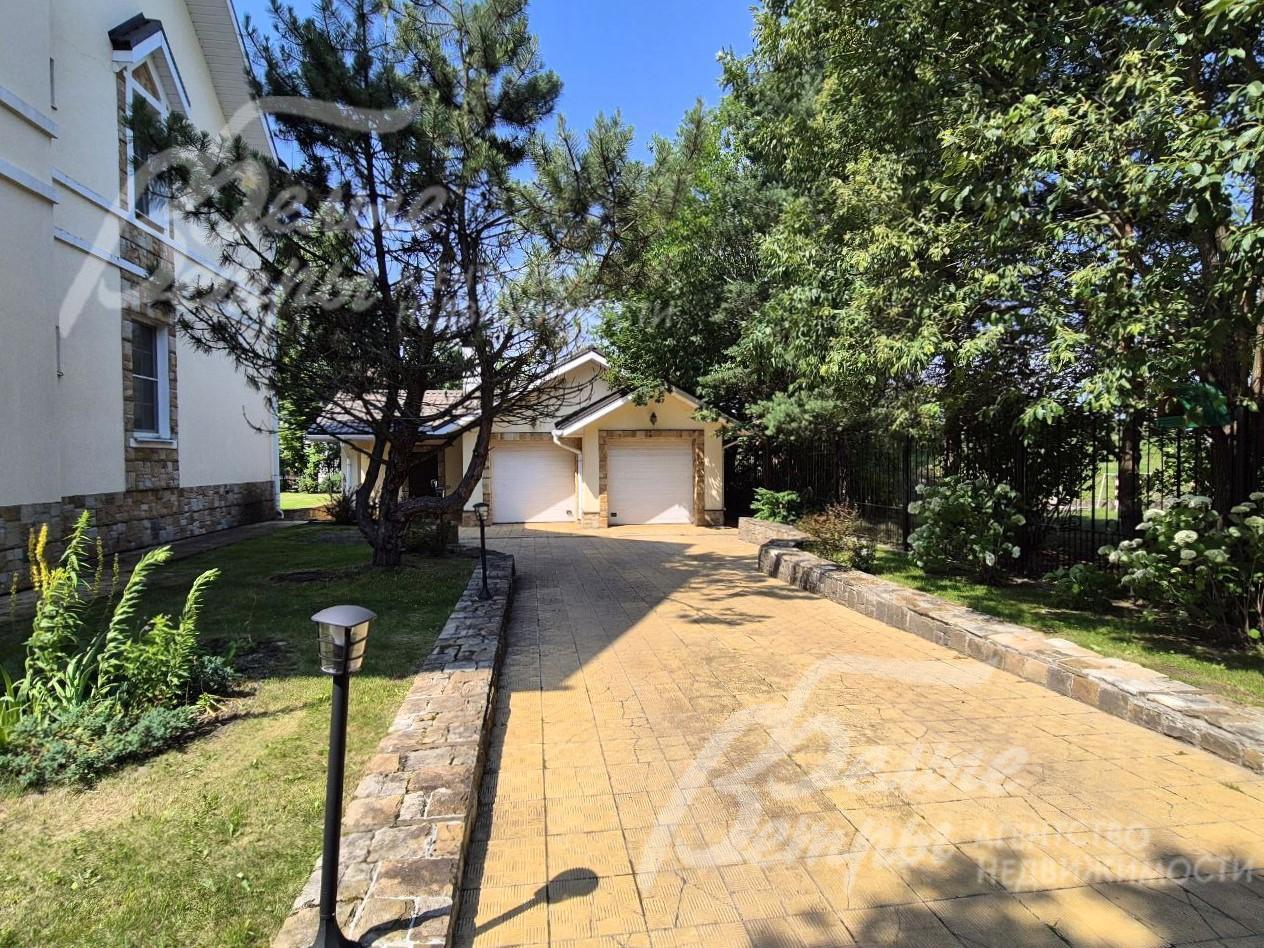 Выполнен ландшафтный дизайн с газоном, прогулочными дорожками и освещением. 