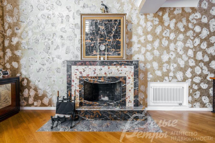 Дровяной камин в гостиной