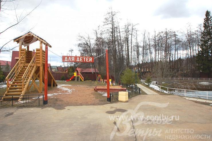 Детская площадка в поселке Колос