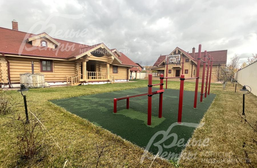 На участке есть спортивная площадка с баскетбольным щитом, турниками и специальным покрытием