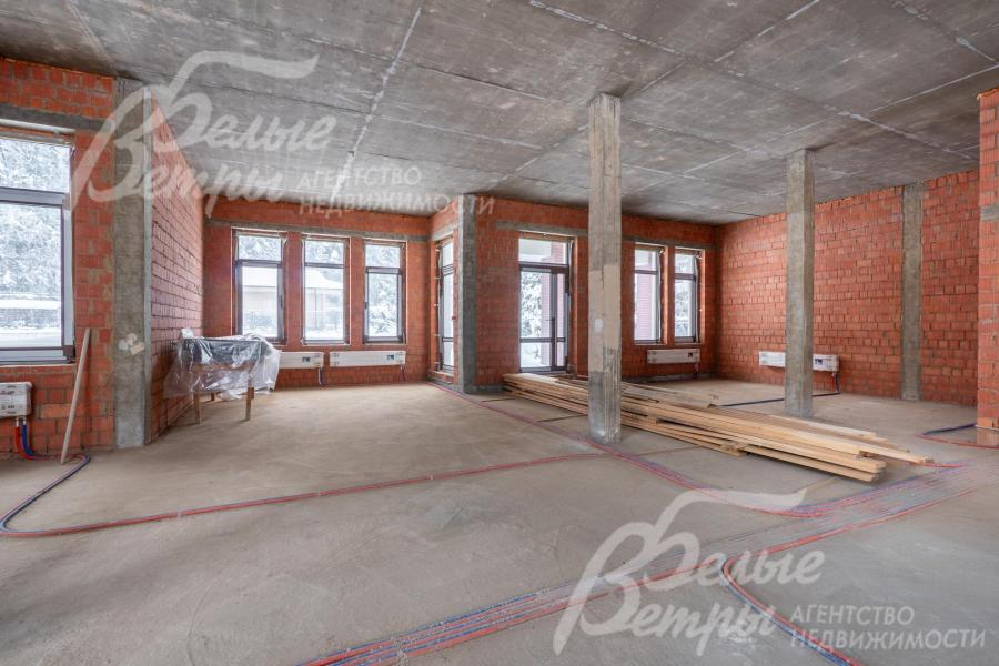 Зона кухни-столовой с выходом на террасу. В доме - масштабная площадь остекления, установлены алюминиевые стеклопакеты 