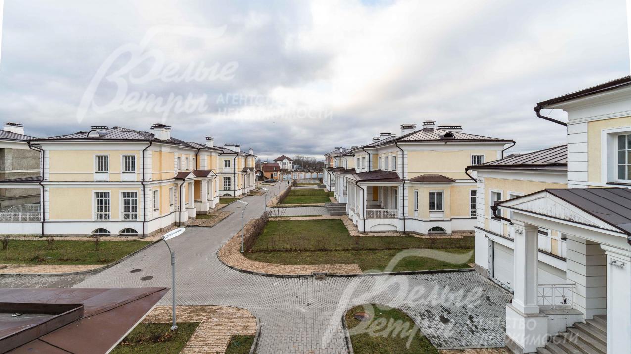 В поселке есть КПП, патрулирование, охранная сигнализация в доме