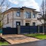 На участке предусмотрена парковка на три автомобиля и установлены автоматические откатные ворота