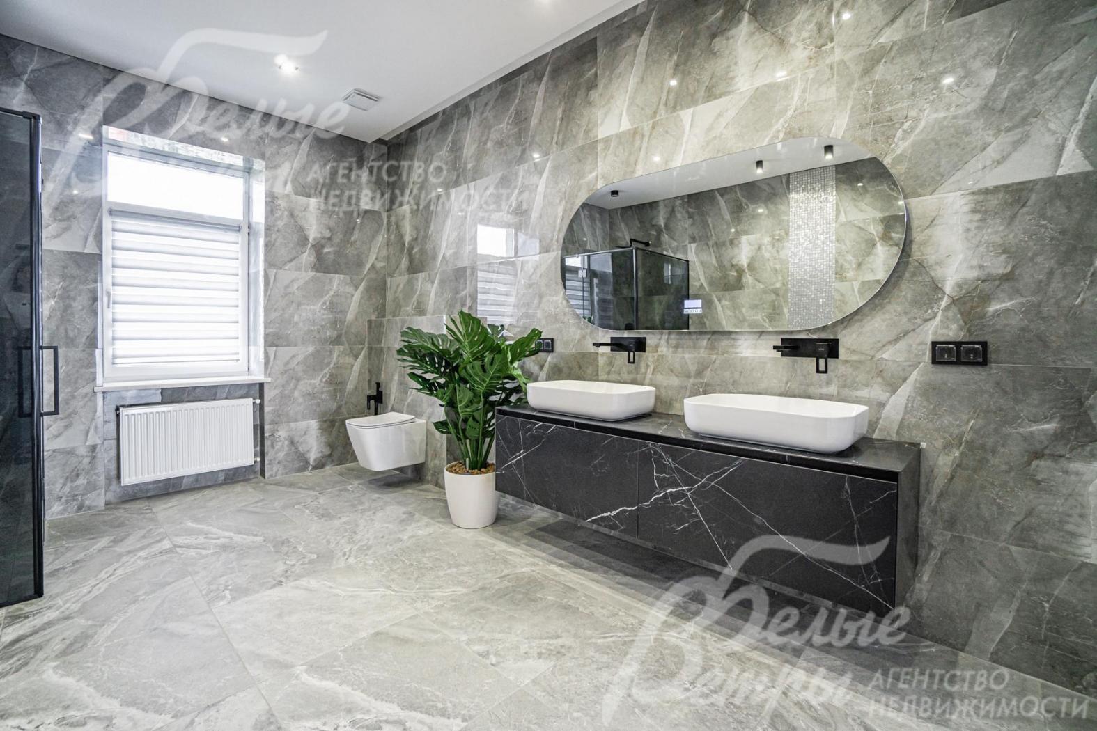 На стенах в санузлах - керамогранит