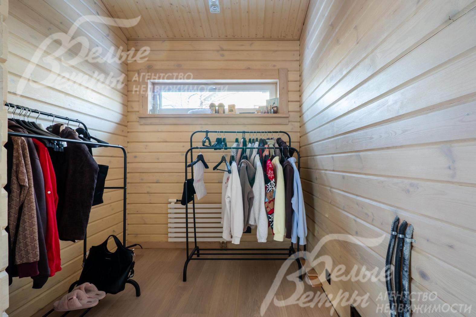 В гардеробной при мастер-спальне установлены напольные вешалки